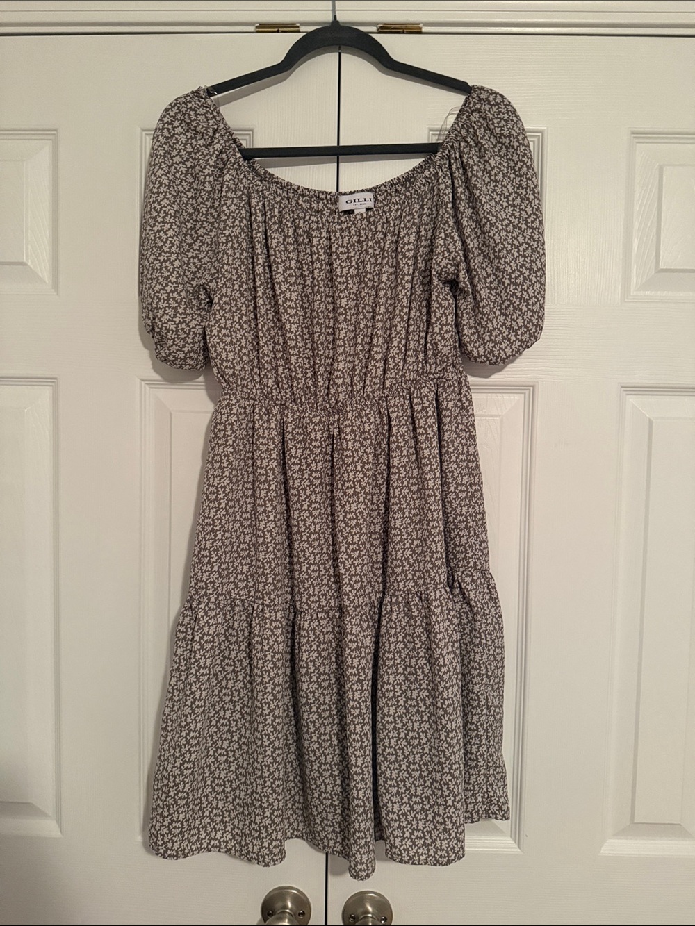 Gilli Sage Floral Puff-Sleeve Tiered Midi Dress